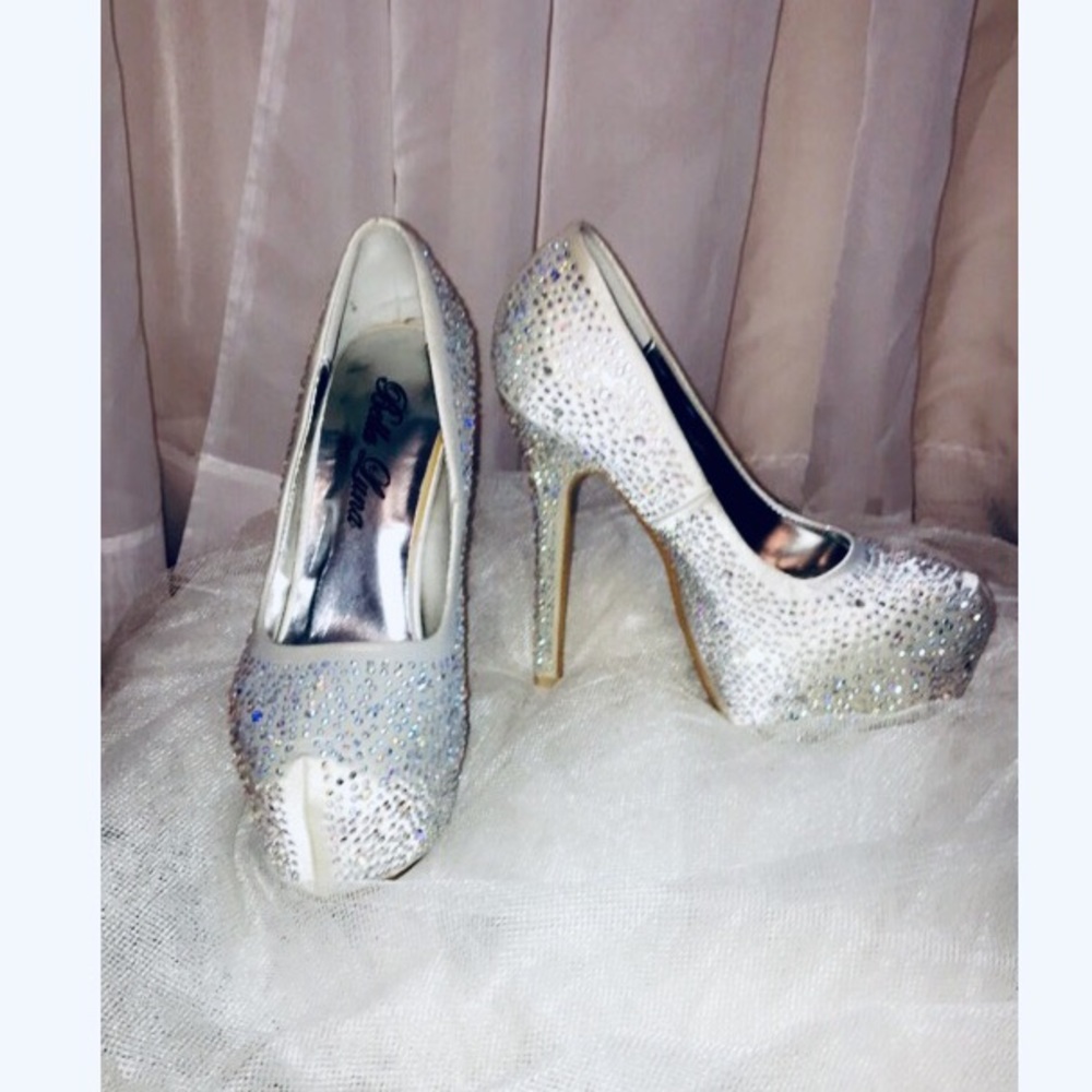 Beautiful Bedazzled High Heel size 7.5